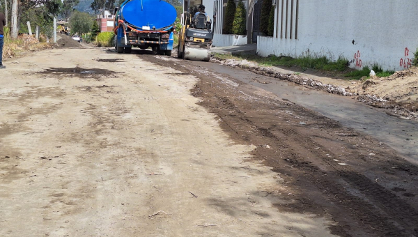 INICIÓ LA OBRA DE ASFALTADO EN EL BARRIO INECEL DEL CASERÍO TANGAICHE